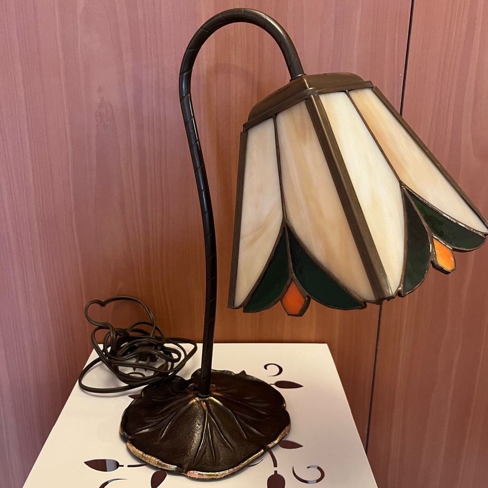 Tiffany-Style Stained Glass Desk Lamp in Ivory, Green & Orange